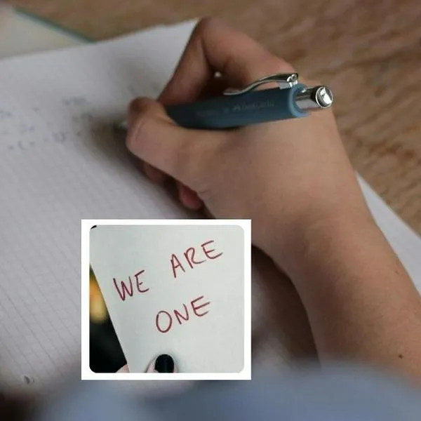 Foto de escritura, en nota de qué significa escribir solo con mayúsculas, según la grafología.