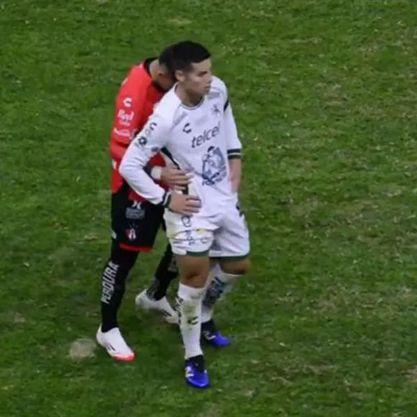 Foto de abrazo de Diego González a James Rodríguez, en nota de por qué a James Rodríguez lo abrazó detrás jugador de Atlas en México