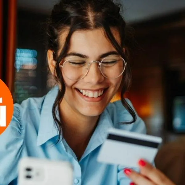 Imagen de referencia de joven con tarjeta de crédito y logos de Itaú, Av Villas y Bancolombia.