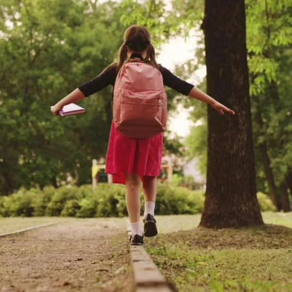 Foto de niña con morral, en nota de cuánto peso puede cargar un niño en su maleta escolar 