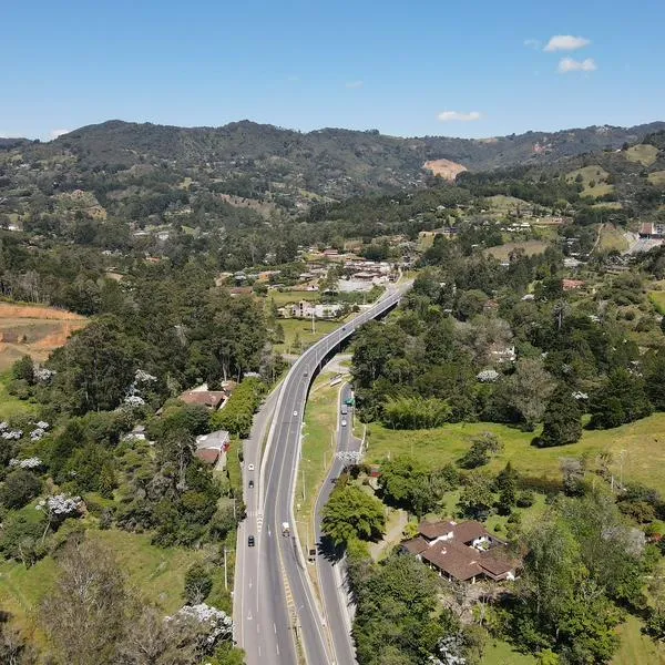Vía de Antioquia, en nota sobre que mejorarán una vía que conecta a miles con el aeropuerto de Rionegro