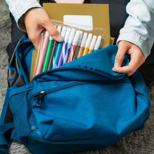 Foto de estudiante, en nota de qué útiles escolares y cobros adicionales son prohibidos en colegios de Colombia