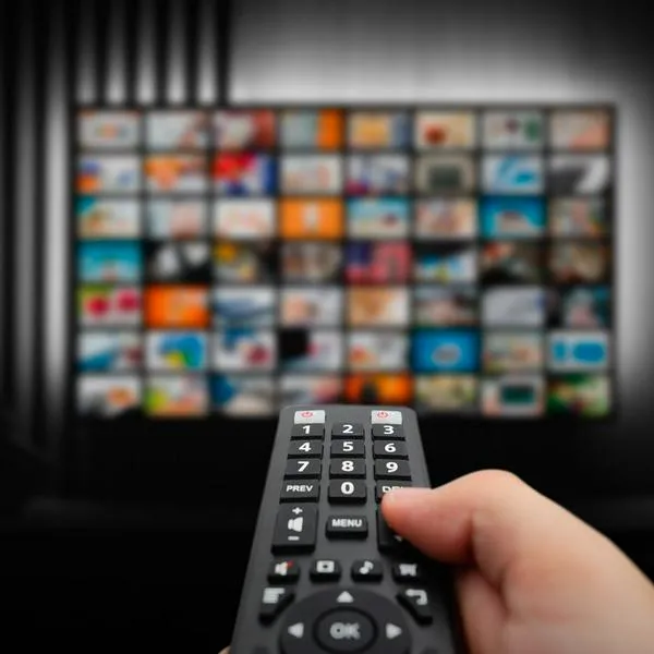 Cómo conectar auriculares inalámbricos al televisor: tendrá un cine en casa