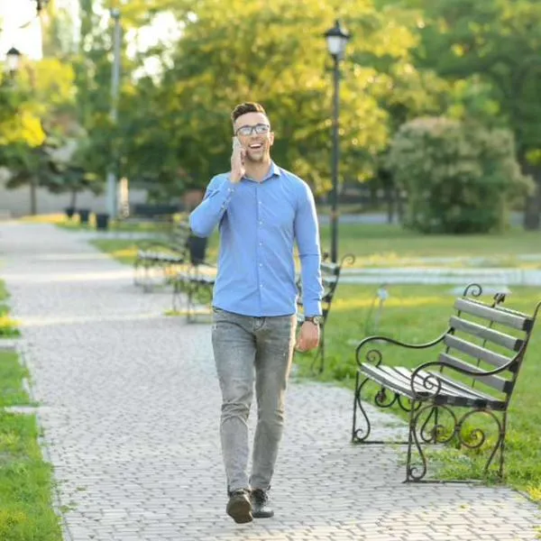 Foto de hombre hablando, en nota de qué significa no quedarse quieto al hablar por celular, según psicología
