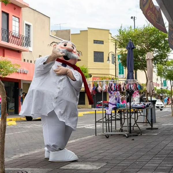 Dr. Simi expuso problema desde su llegada por ley de ubicación de farmacias