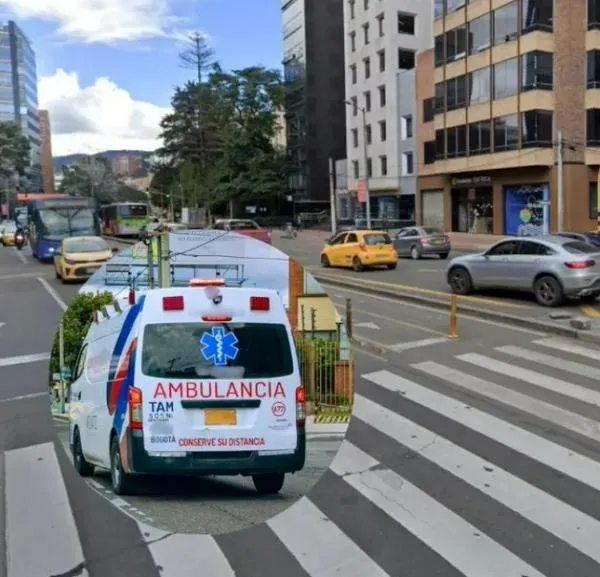 Grave accidente en carrera Séptima de Bogotá: choque entre moto y bus del SITP dejó un herido