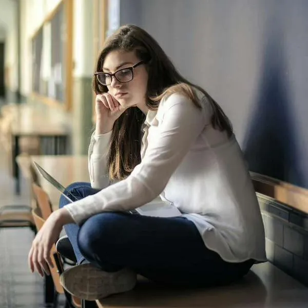 Foto mujer triste, en nota de qué significa que a una persona no le guste su nombre, según la psicología