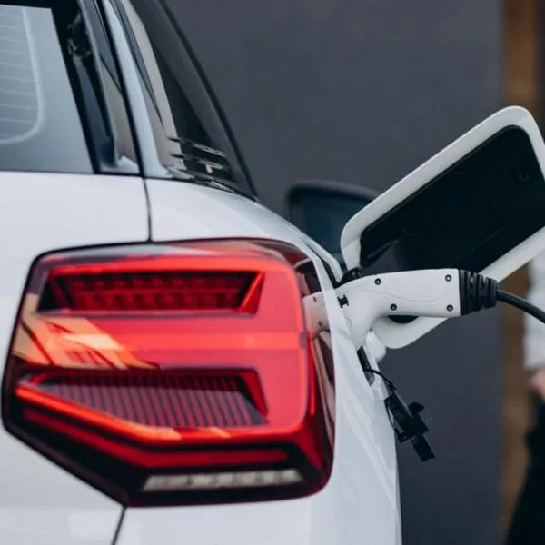 Carros eléctricos deben presentar la revisión técnico-mecánica, pero tienen una tarifa con descuento en Colombia y estas son las excepciones.