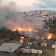 Incendio hoy en Castilla, Bogotá (Última hora): videos de la emergencia en humedal de Techo del jueves 23 de enero en localidad de Kennedy.