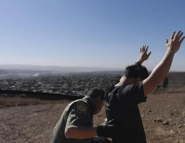 En EEUU, la policía antiinmigración lanzó sus primeras redadas para deportar indocumentados