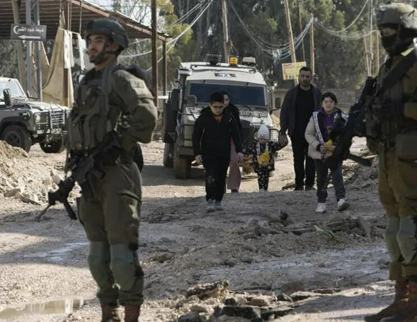 Cientos de palestinos abandonan Yenín en el tercer día de la operación israelí