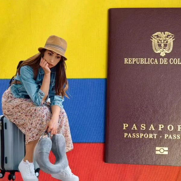 Viajera preocupada y pasaporte de Colombia.