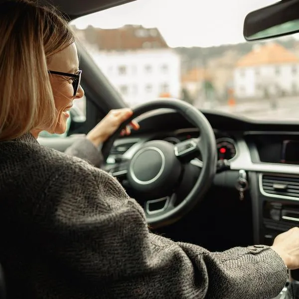 Mujer manejando carro, en nota sobre modalidad de Renault para tener carro sin comprarlo