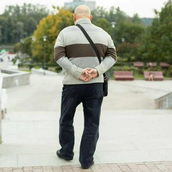 Foto de hombre caminando, en nota de qué significa caminar con manos detrás de espalda, según psicología: es profundo