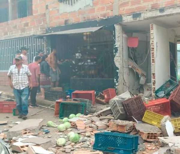 Grave explosión en Medellín dejó una casa destruída y dos personas heridas