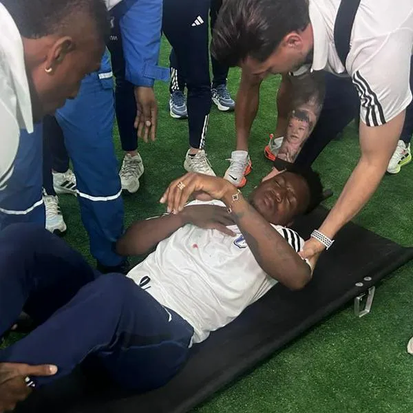 Muestra la roca que le lanzaron al portero Iván Arboleda, de Millonarios, antes del partido debut por Liga BetPlay ante Unión Magdalena.