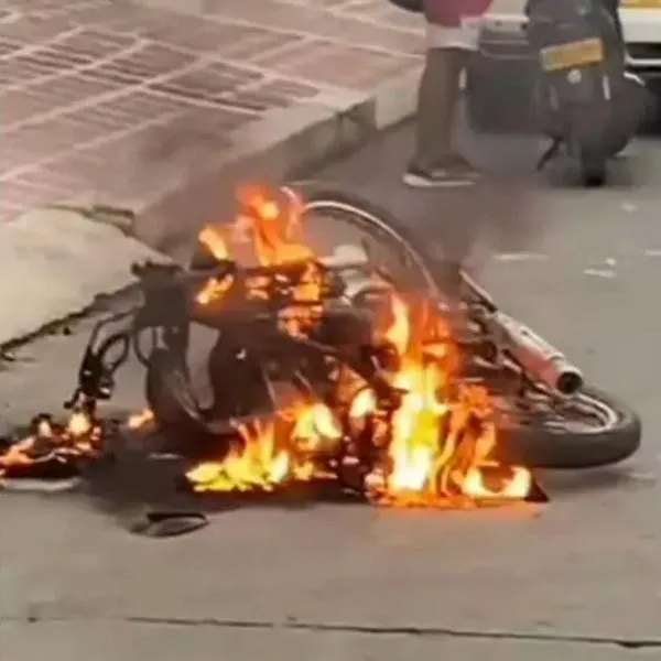 A hombre en Cali lo agarraron a punta de palo por presunto robo: impactante video