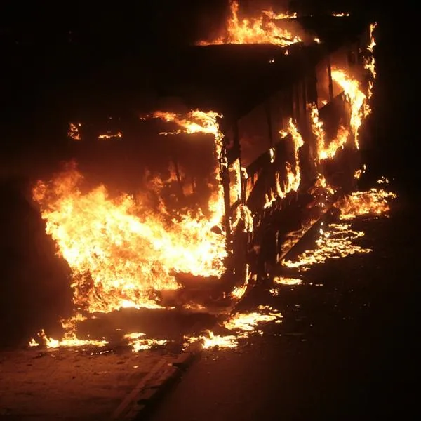 Bus turístico incinerado en Antioquia y buscan a principales sospechosos