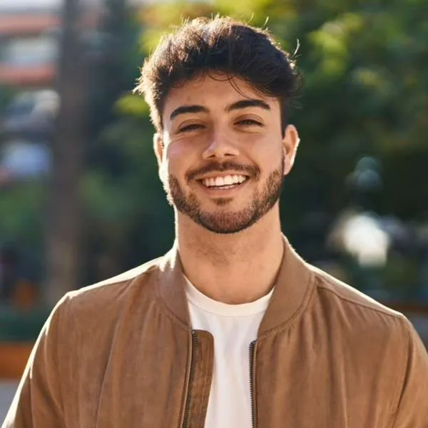 Foto de hombre feliz, en nota de qué significa que una persona le guste salir de casa los domingos, en psicología