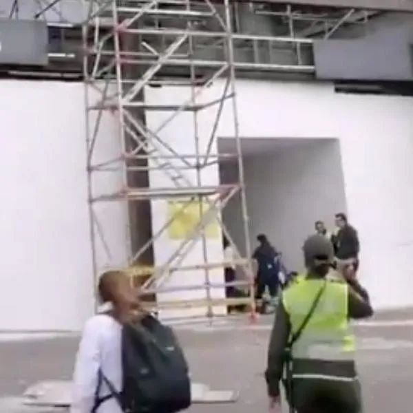 Imágenes del accidente en el centro comercial Portal 80 de Bogotá, donde a un hombre le cayó estructura. Dicen cómo está el herido