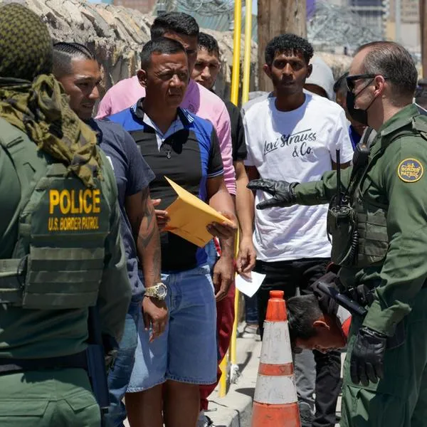¿Qué pasa a un inmigrante legal si lo descubre la policía migratoria?