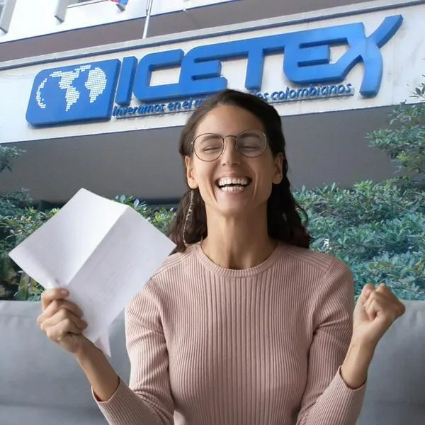 Icetex y joven celebrando, en nota sobre cómo sacar certificado de paz y salvo