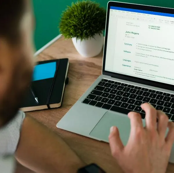 Adecco, multinacional suiza, ayuda a crear hoja de vida en 5 minutos con CV Maker, inteligencia artificial que diseña currículum para aplicar a vacantes.