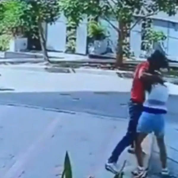 Mujer fue asaltada por sujeto en moto, en Bucaramanga, y se defendió hasta frustrar intento