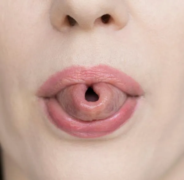 Mujer sacando la lengua, a propósito de qué significa saber hacer figuras con ella