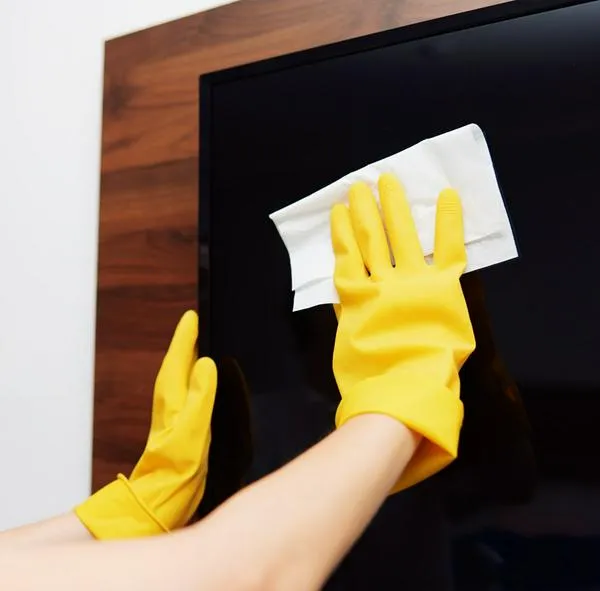 ¿Cómo limpiar la pantalla de un televisor con un filtro de café? 