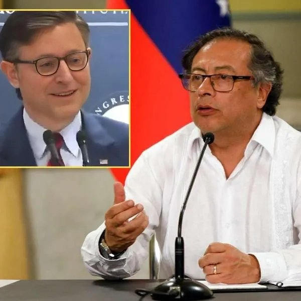 Mike Johnson se burla de Gustavo Petro por situación de migrantes deportados
