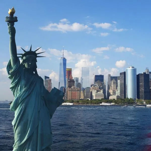 Isla de la Libertad en Estados Unidos y bandera.