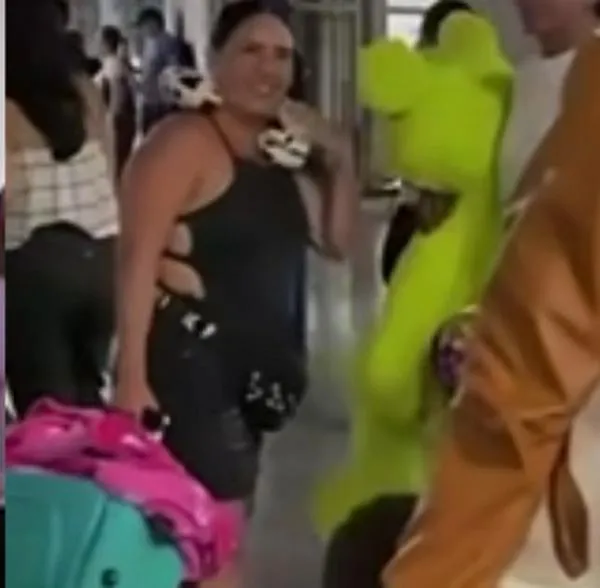 Mujer llegó al aeropuerto y la estaban esperando el novio y el amante: sorpresa para los tres