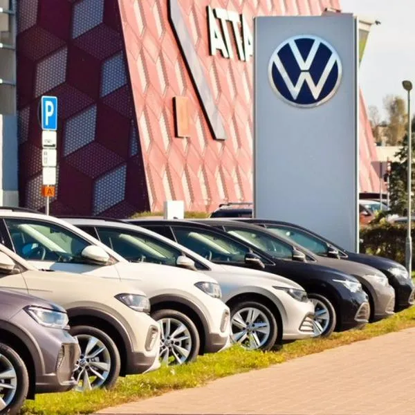 Empresa Volkswagen enfrenta crisis económica y podría vender sus fábricas de carros a marcas chinas para no hacer más despidos masivos.