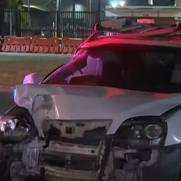 Ladrón de camionetas en Bogotá entró en pánico y terminó estrellado contra un poste. Sus compañeros lograron escapar y el capturado los delató.