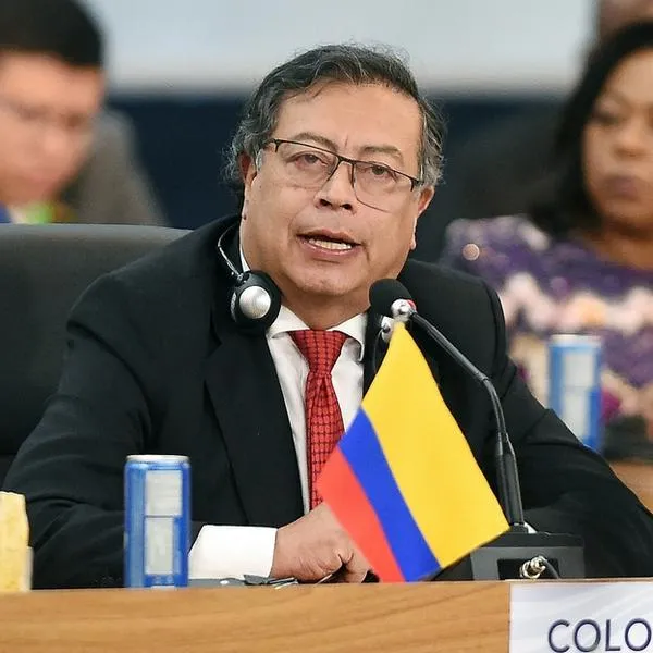 Presidente Gustavo Petro culpa al Congreso por recortes presupuestales en 2025.