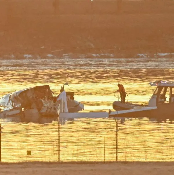 En accidente de avión de American Airlines en Washington, hombre pide por su esposa