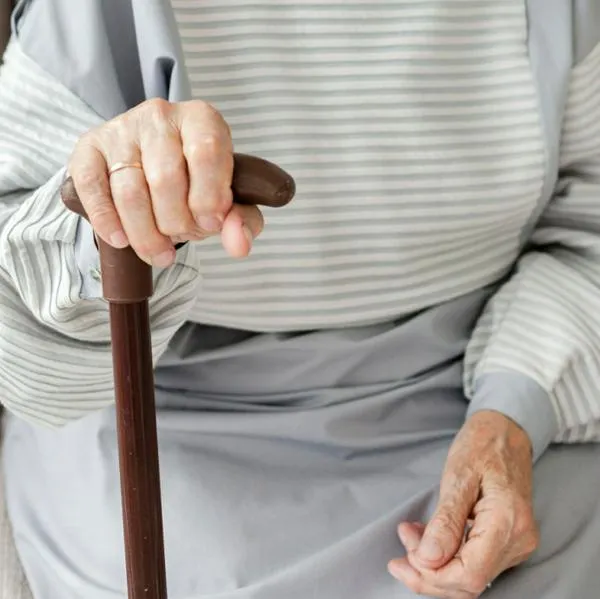 Descubren a un hombre amenazando a su mamá y obligándola a pagarle cuota semanal durante 5 años. El señalado no aceptó cargos ante un juez.