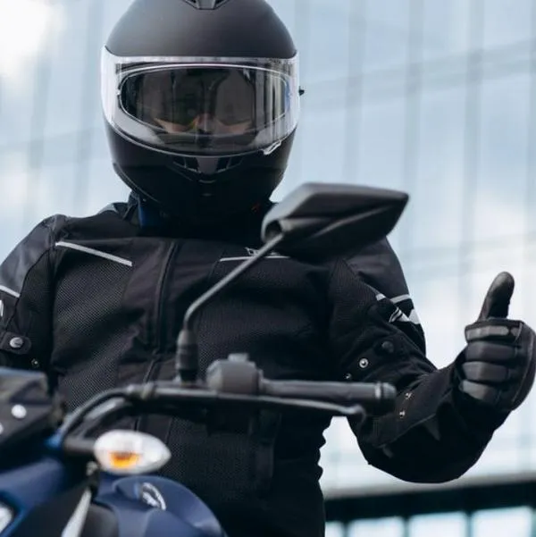 Motociclistas en Bogotá tendrán descuento para cambiar llantas y casco desde 85.000 pesos en Jumbo del Perdomo gracias a iniciativa de empresas.