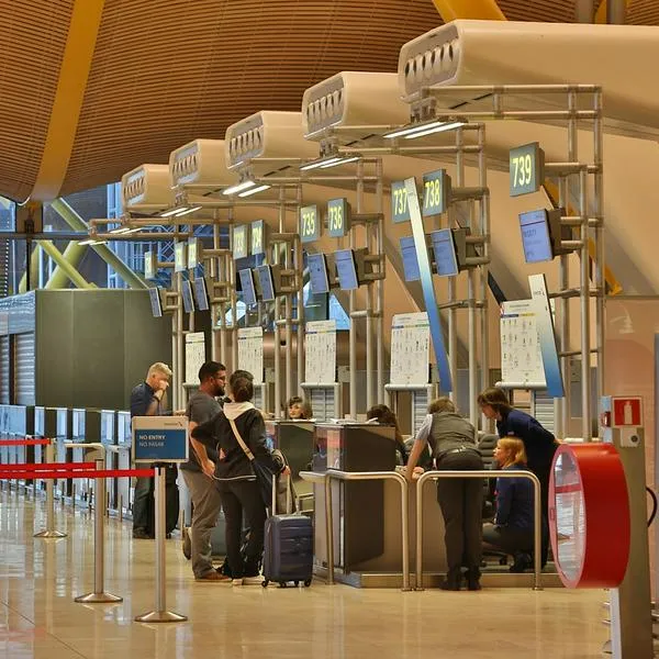 Colombianos que entran a aeropuertos de EE. UU. enfrentan controles más duros
