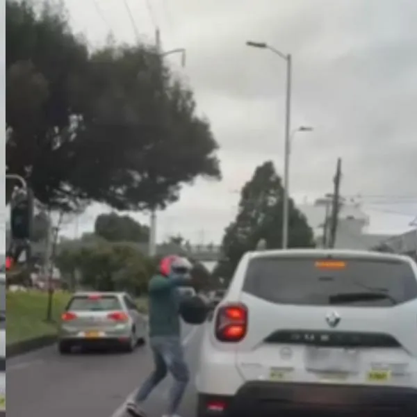 Intolerancia en Bogotá: motociclista se fue a los golpes con conductor