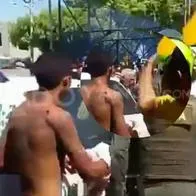 Video viral de ciudadano que golpea a ladrón en la Costa de Colombia, hasta la Policía quedó sorprendida con el hecho.
