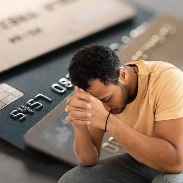 Qué pasa con deudores con tarjetas de crédito, problema con salarios