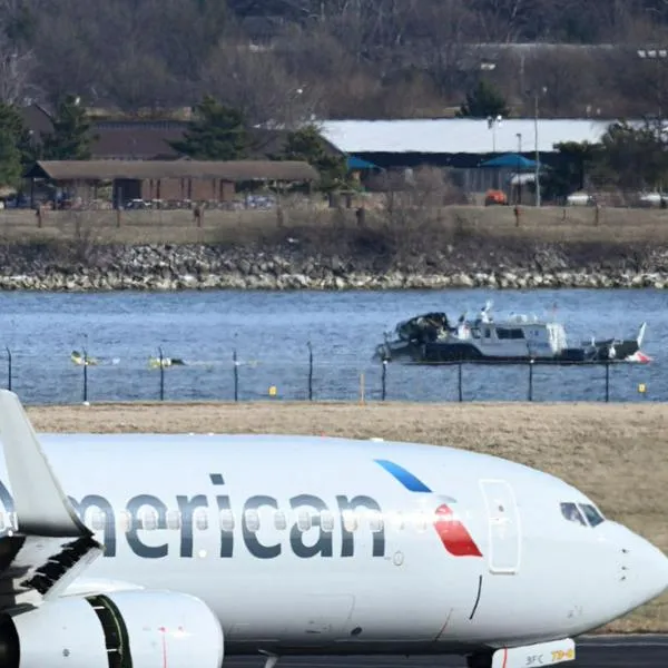 Nuevos videos de accidente aéreo entre avión y helicóptero en Estados Unidos