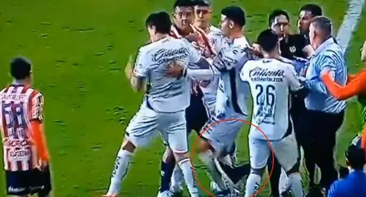 Entrenador que le metió 'patadita' a James Rodríguez recibió dura sanción en México