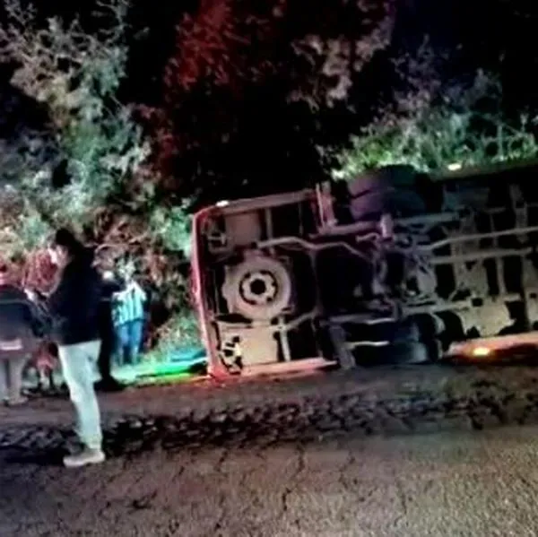 Fuerte accidente en Guasca: conductor de bus se volcó con 12 pasajeros