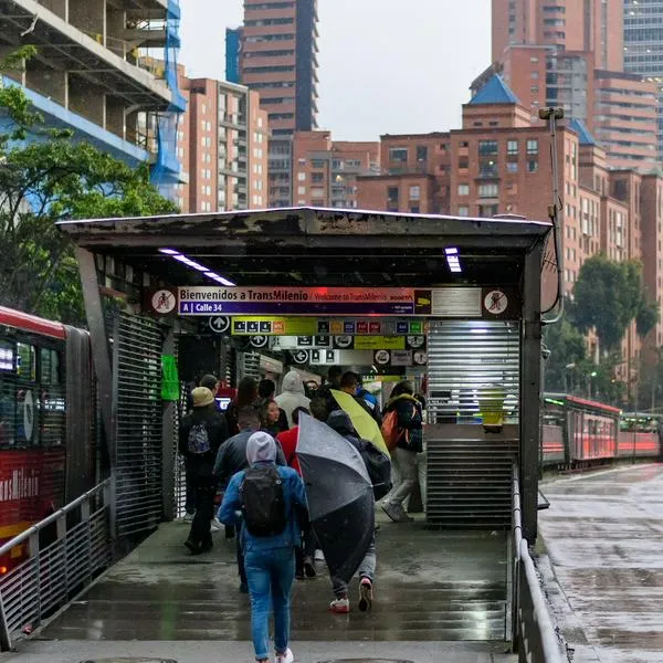 Personas ingresando a estación de Transmilenio, en nota sobre que miles tendrán pasajes gratis