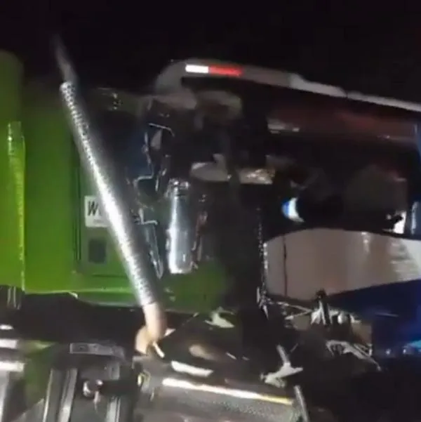 Videos accidente entre tractomula y bus en Troncal del Caribe, Santa Marta