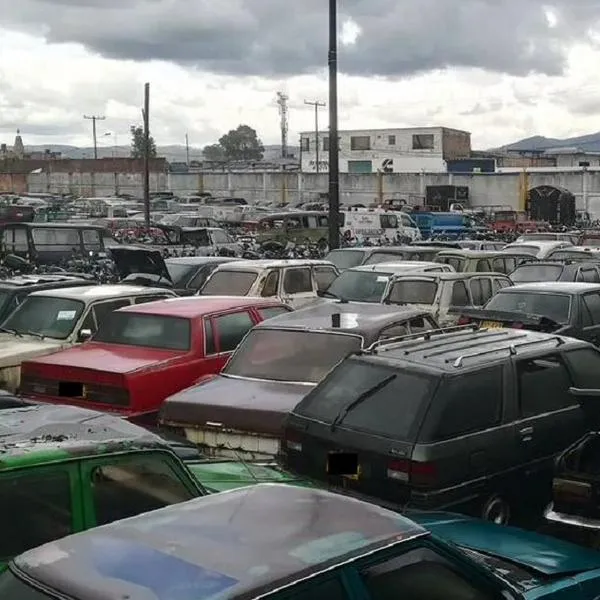 Patios de carros en Bogotá en nota sobre que se están pudriendo los vehiculos