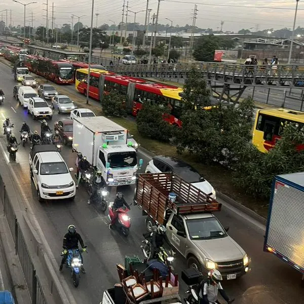 Trancón en la Autopista Sur detiene tráfico de Transmilenio y carros en Bosa